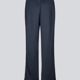 Tracksuit pants i navy blå med brede ben i 100% genanvendt polyester. Utopiamd pants har sidelommer, elastik i talje med snørre og logo. Modellen er 175 cm og har en str. S/36 på.

Materiale:
50% Bomuld
50% Polyester