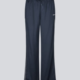 Tracksuit pants i navy blå med brede ben i 100% genanvendt polyester. Utopiamd pants har sidelommer, elastik i talje med snørre og logo. Modellen er 175 cm og har en str. S/36 på.

Materiale:
50% Bomuld
50% Polyester