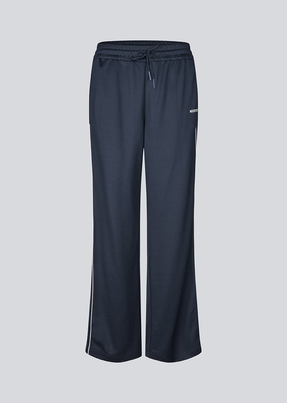 Tracksuit pants i navy blå med brede ben i 100% genanvendt polyester. Utopiamd pants har sidelommer, elastik i talje med snørre og logo. Modellen er 175 cm og har en str. S/36 på.

Materiale:
50% Bomuld
50% Polyester