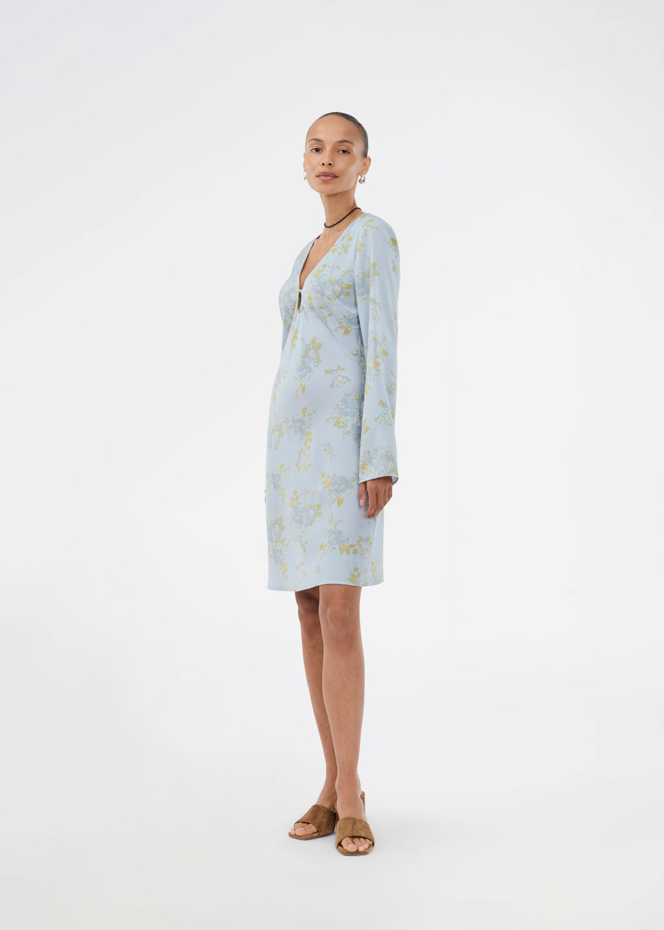Smuk og feminin kjole med et romantisk blomsterprint. Den lette kvalitet og den flatterende V-udskæring giver et elegant udtryk, perfekt til både hverdag og særlige anledninger. Fremstillet i 100% genanvendt polyester. Modellen er 175 cm og har en str. S/36 på.

Materiale:
100% Recycled Polyester