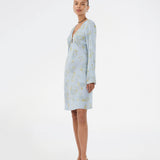 Smuk og feminin kjole med et romantisk blomsterprint. Den lette kvalitet og den flatterende V-udskæring giver et elegant udtryk, perfekt til både hverdag og særlige anledninger. Fremstillet i 100% genanvendt polyester. Modellen er 175 cm og har en str. S/36 på.

Materiale:
100% Recycled Polyester