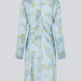 Smuk og feminin kjole med et romantisk blomsterprint. Den lette kvalitet og den flatterende V-udskæring giver et elegant udtryk, perfekt til både hverdag og særlige anledninger. Fremstillet i 100% genanvendt polyester. Modellen er 175 cm og har en str. S/36 på.

Materiale:
100% Recycled Polyester
