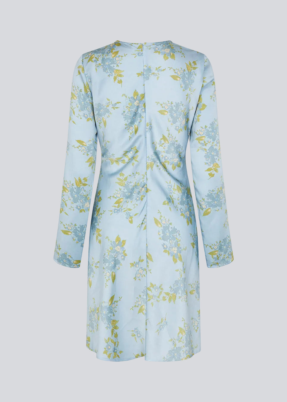 Smuk og feminin kjole med et romantisk blomsterprint. Den lette kvalitet og den flatterende V-udskæring giver et elegant udtryk, perfekt til både hverdag og særlige anledninger. Fremstillet i 100% genanvendt polyester. Modellen er 175 cm og har en str. S/36 på.

Materiale:
100% Recycled Polyester