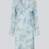 Smuk og feminin kjole med et romantisk blomsterprint. Den lette kvalitet og den flatterende V-udskæring giver et elegant udtryk, perfekt til både hverdag og særlige anledninger. Fremstillet i 100% genanvendt polyester. Modellen er 175 cm og har en str. S/36 på.

Materiale:
100% Recycled Polyester