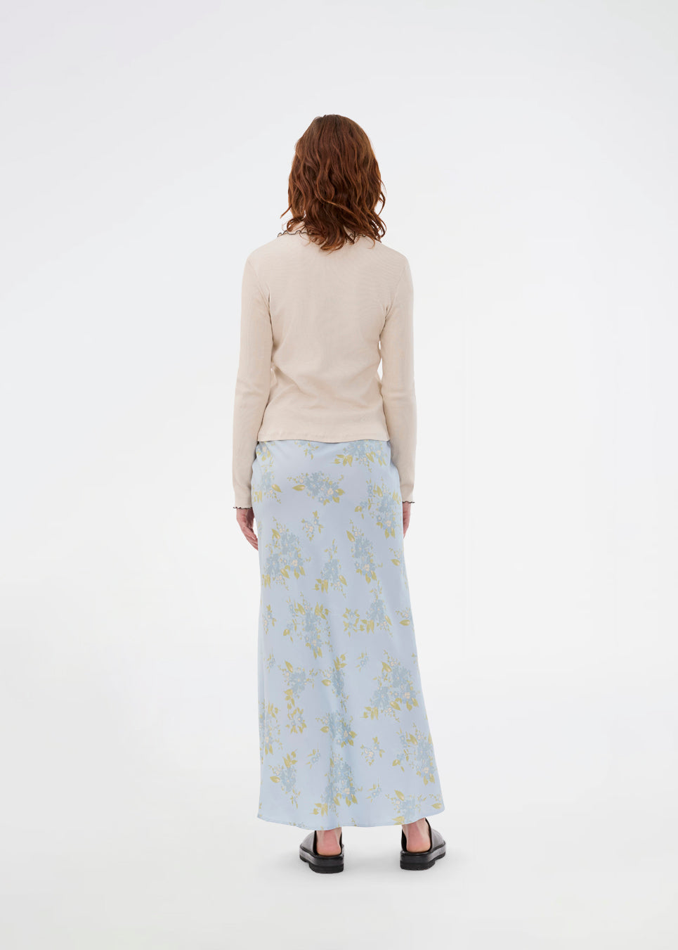 Elegant maxinederdel med et romantisk lyseblåt blomsterprint. Uttamd print skirt er fremstillet i 100% genanvendt polyester og har et flatterende snit, der falder smukt og giver et feminint udtryk. Modellen er 175 cm og har en str. S/36 på.

Materiale:
100% Recycled Polyester