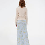 Elegant maxinederdel med et romantisk lyseblåt blomsterprint. Uttamd print skirt er fremstillet i 100% genanvendt polyester og har et flatterende snit, der falder smukt og giver et feminint udtryk. Modellen er 175 cm og har en str. S/36 på.

Materiale:
100% Recycled Polyester