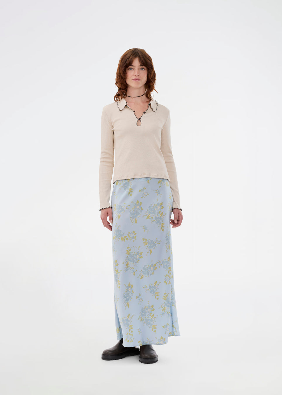 Elegant maxinederdel med et romantisk lyseblåt blomsterprint. Uttamd print skirt er fremstillet i 100% genanvendt polyester og har et flatterende snit, der falder smukt og giver et feminint udtryk. Modellen er 175 cm og har en str. S/36 på.

Materiale:
100% Recycled Polyester