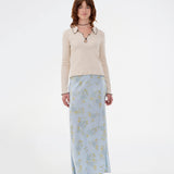 Elegant maxinederdel med et romantisk lyseblåt blomsterprint. Uttamd print skirt er fremstillet i 100% genanvendt polyester og har et flatterende snit, der falder smukt og giver et feminint udtryk. Modellen er 175 cm og har en str. S/36 på.

Materiale:
100% Recycled Polyester