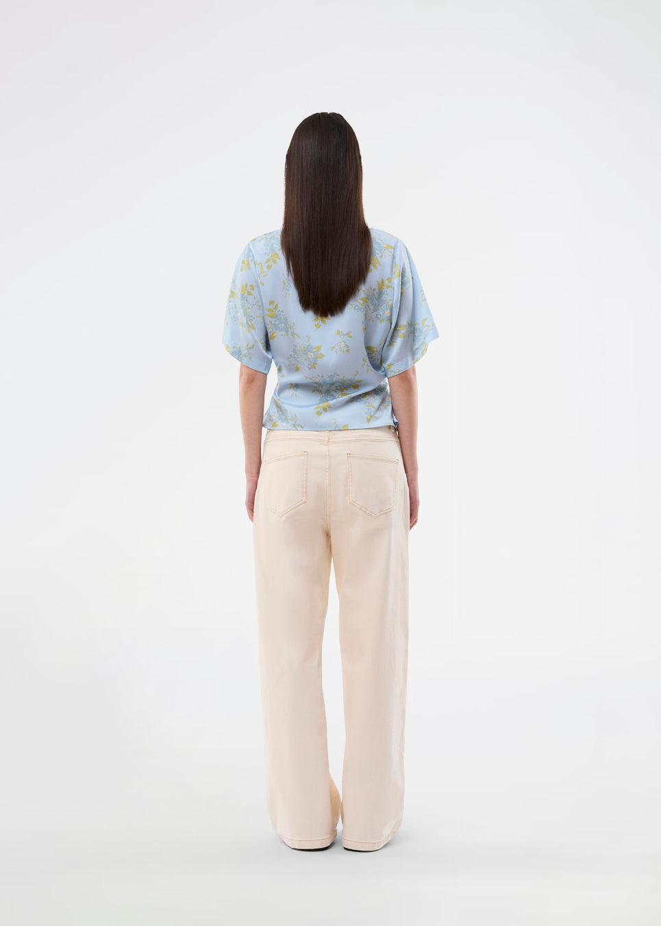 Let og feminin bluse med romantisk lyseblåt blomsterprint. Uttamd SS top er designet med korte, vide ærmer og en løs pasform for et elegant og ubesværet udtryk. Fremstillet i 100% genanvendt polyester. Modellen er 175 cm og har en str. S/36 på.

Materiale:
100% Recycled Polyester