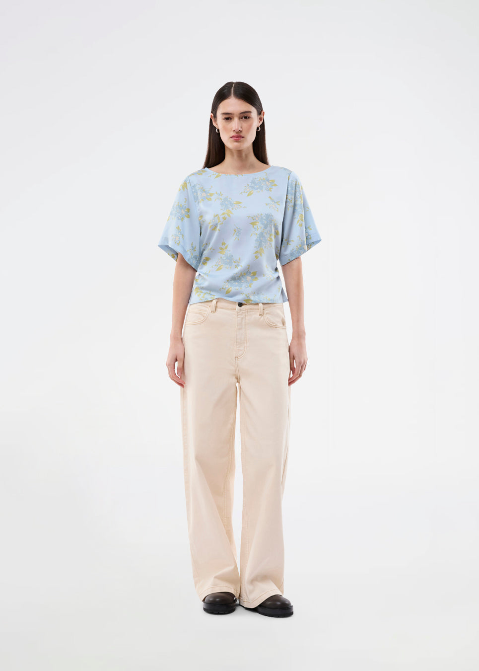 Let og feminin bluse med romantisk lyseblåt blomsterprint. Uttamd SS top er designet med korte, vide ærmer og en løs pasform for et elegant og ubesværet udtryk. Fremstillet i 100% genanvendt polyester. Modellen er 175 cm og har en str. S/36 på.

Materiale:
100% Recycled Polyester