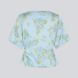 Let og feminin bluse med romantisk lyseblåt blomsterprint. Uttamd SS top er designet med korte, vide ærmer og en løs pasform for et elegant og ubesværet udtryk. Fremstillet i 100% genanvendt polyester. Modellen er 175 cm og har en str. S/36 på.

Materiale:
100% Recycled Polyester