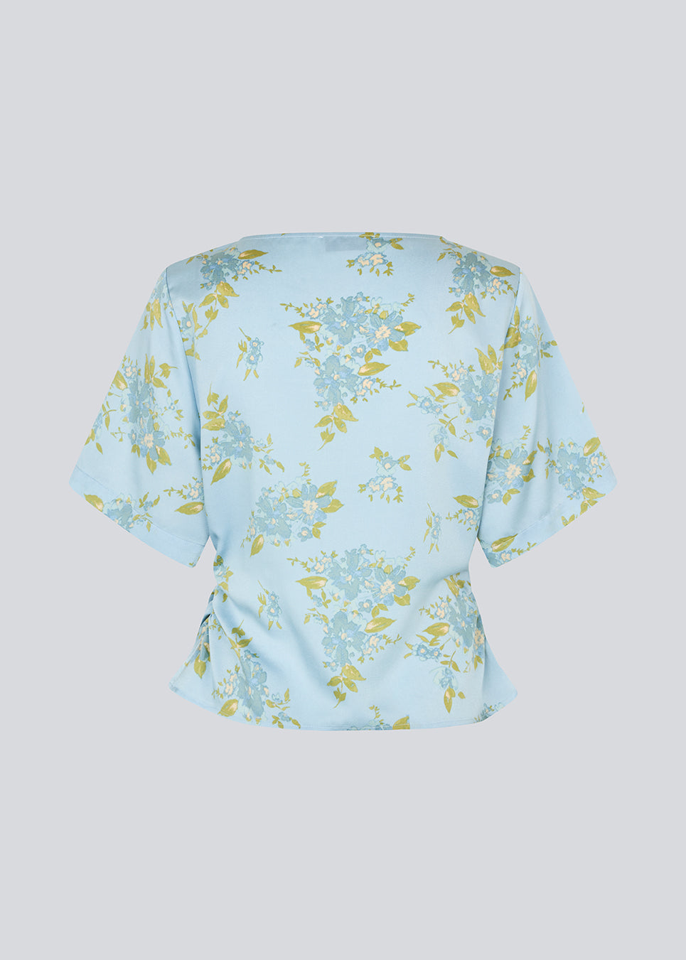 Let og feminin bluse med romantisk lyseblåt blomsterprint. Uttamd SS top er designet med korte, vide ærmer og en løs pasform for et elegant og ubesværet udtryk. Fremstillet i 100% genanvendt polyester. Modellen er 175 cm og har en str. S/36 på.

Materiale:
100% Recycled Polyester