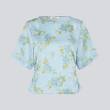 Let og feminin bluse med romantisk lyseblåt blomsterprint. Uttamd SS top er designet med korte, vide ærmer og en løs pasform for et elegant og ubesværet udtryk. Fremstillet i 100% genanvendt polyester. Modellen er 175 cm og har en str. S/36 på.

Materiale:
100% Recycled Polyester