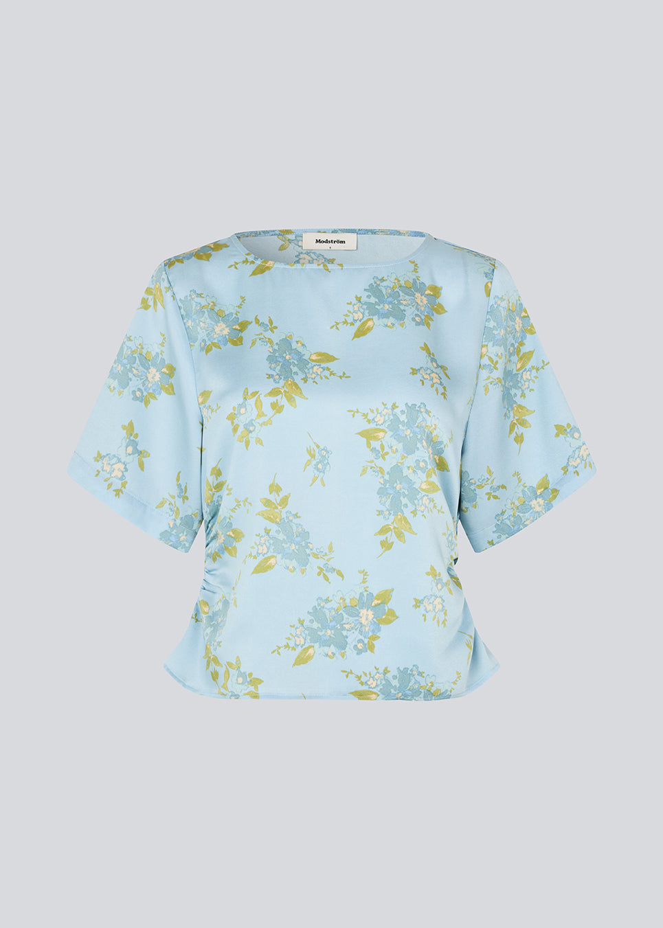 Let og feminin bluse med romantisk lyseblåt blomsterprint. Uttamd SS top er designet med korte, vide ærmer og en løs pasform for et elegant og ubesværet udtryk. Fremstillet i 100% genanvendt polyester. Modellen er 175 cm og har en str. S/36 på.

Materiale:
100% Recycled Polyester
