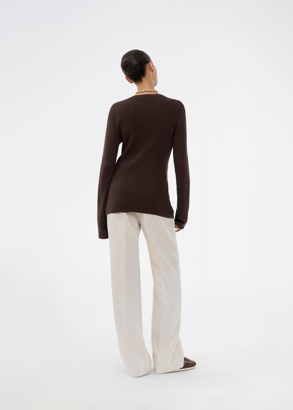 Tidsløs ribstrikket brun cardigan med rund hals og knaplukning foran. Uvismd cardigan har en tætsiddende pasform og bløde kvalitet som giver et feminint og elegant udtryk. Perfekt til både hverdag og layering gennem sæsonerne. Modellen er 175 cm og har en str. S/36 på.


Materiale:
100% Økologisk Bomuld