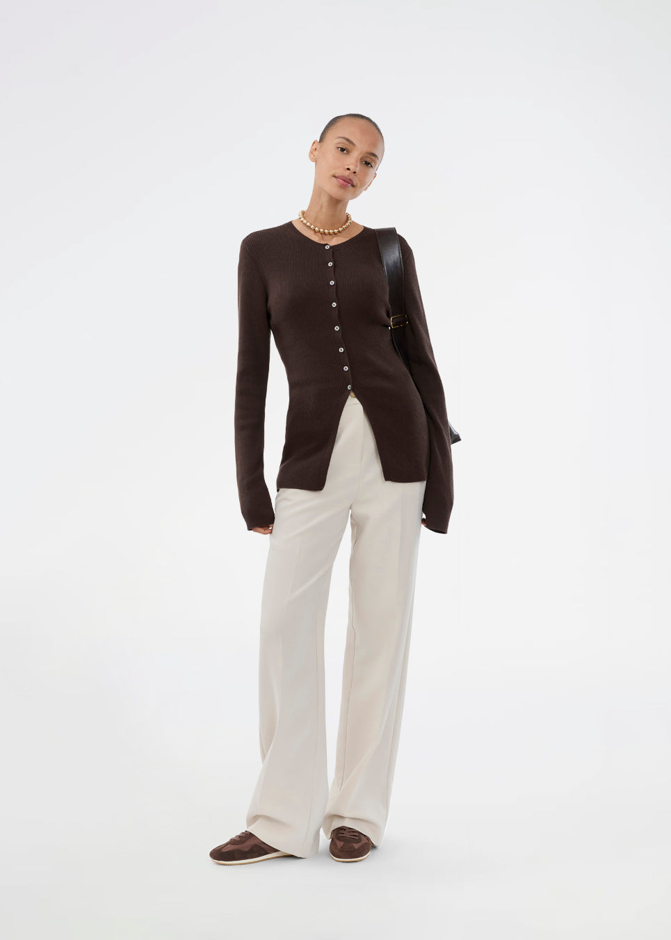 Tidsløs ribstrikket brun cardigan med rund hals og knaplukning foran. Uvismd cardigan har en tætsiddende pasform og bløde kvalitet som giver et feminint og elegant udtryk. Perfekt til både hverdag og layering gennem sæsonerne. Modellen er 175 cm og har en str. S/36 på.


Materiale:
100% Økologisk Bomuld