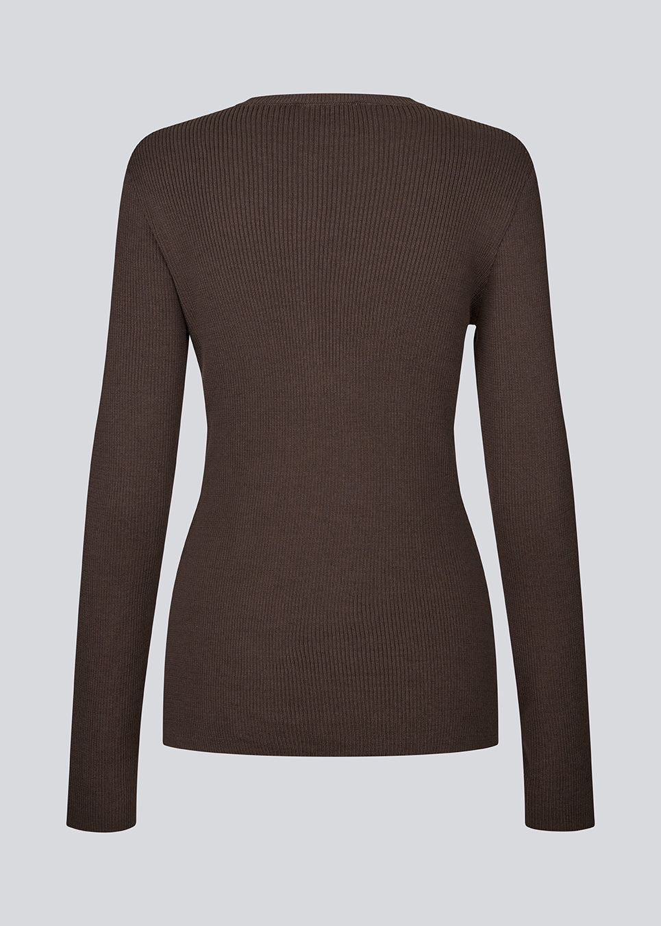 Tidsløs ribstrikket brun cardigan med rund hals og knaplukning foran. Uvismd cardigan har en tætsiddende pasform og bløde kvalitet som giver et feminint og elegant udtryk. Perfekt til både hverdag og layering gennem sæsonerne. Modellen er 175 cm og har en str. S/36 på.


Materiale:
100% Økologisk Bomuld