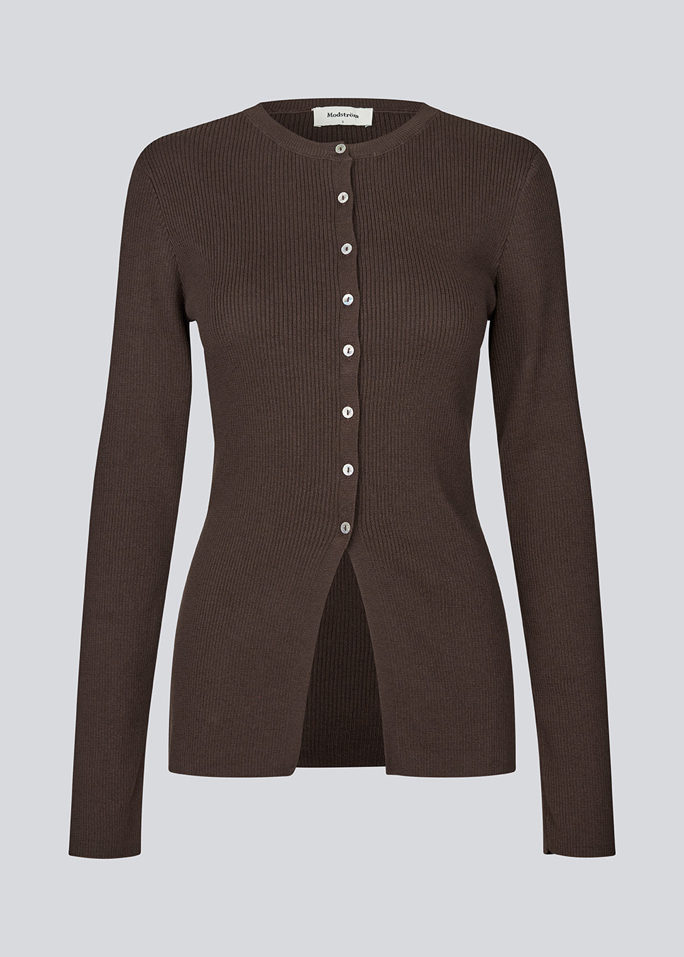 Tidsløs ribstrikket brun cardigan med rund hals og knaplukning foran. Uvismd cardigan har en tætsiddende pasform og bløde kvalitet som giver et feminint og elegant udtryk. Perfekt til både hverdag og layering gennem sæsonerne. Modellen er 175 cm og har en str. S/36 på.


Materiale:
100% Økologisk Bomuld