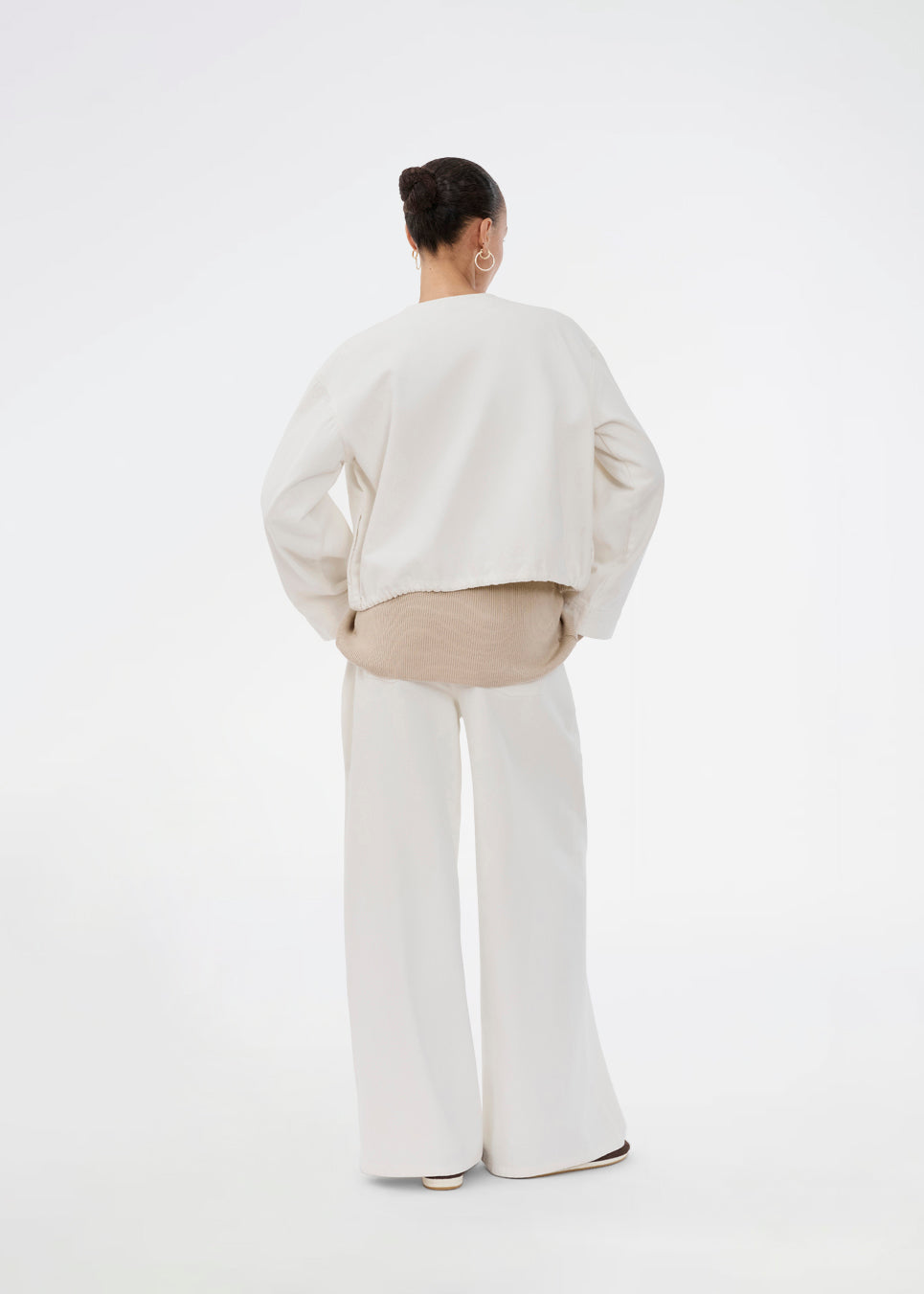 Tidsløs ribstrikket cardigan i beige med rund hals og knaplukning foran. Uvismd cardigan har en tætsiddende pasform og bløde kvalitet som giver et feminint og elegant udtryk. Perfekt til både hverdag og layering gennem sæsonerne.&nbsp;Modellen er 175 cm og har en str. S/36 på.


Materiale:
100% Økologisk Bomuld