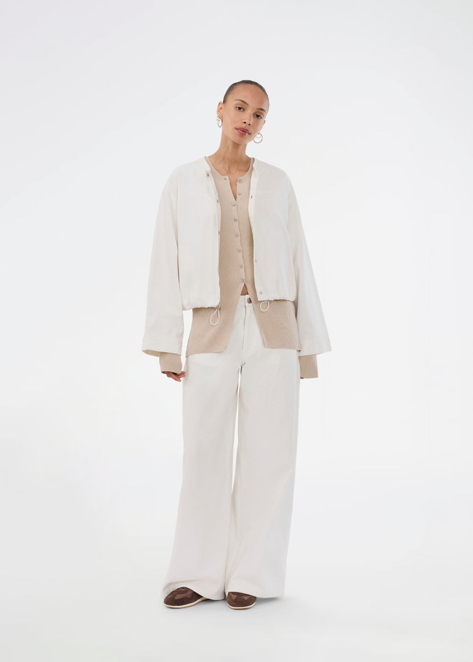 Tidsløs ribstrikket cardigan i beige med rund hals og knaplukning foran. Uvismd cardigan har en tætsiddende pasform og bløde kvalitet som giver et feminint og elegant udtryk. Perfekt til både hverdag og layering gennem sæsonerne.&nbsp;Modellen er 175 cm og har en str. S/36 på.


Materiale:
100% Økologisk Bomuld