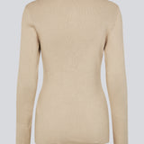 Tidsløs ribstrikket cardigan i beige med rund hals og knaplukning foran. Uvismd cardigan har en tætsiddende pasform og bløde kvalitet som giver et feminint og elegant udtryk. Perfekt til både hverdag og layering gennem sæsonerne.&nbsp;Modellen er 175 cm og har en str. S/36 på.


Materiale:
100% Økologisk Bomuld