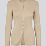 Tidsløs ribstrikket cardigan i beige med rund hals og knaplukning foran. Uvismd cardigan har en tætsiddende pasform og bløde kvalitet som giver et feminint og elegant udtryk. Perfekt til både hverdag og layering gennem sæsonerne.&nbsp;Modellen er 175 cm og har en str. S/36 på.


Materiale:
100% Økologisk Bomuld