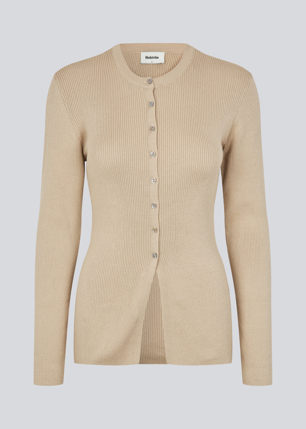 Tidsløs ribstrikket cardigan i beige med rund hals og knaplukning foran. Uvismd cardigan har en tætsiddende pasform og bløde kvalitet som giver et feminint og elegant udtryk. Perfekt til både hverdag og layering gennem sæsonerne.&nbsp;Modellen er 175 cm og har en str. S/36 på.


Materiale:
100% Økologisk Bomuld