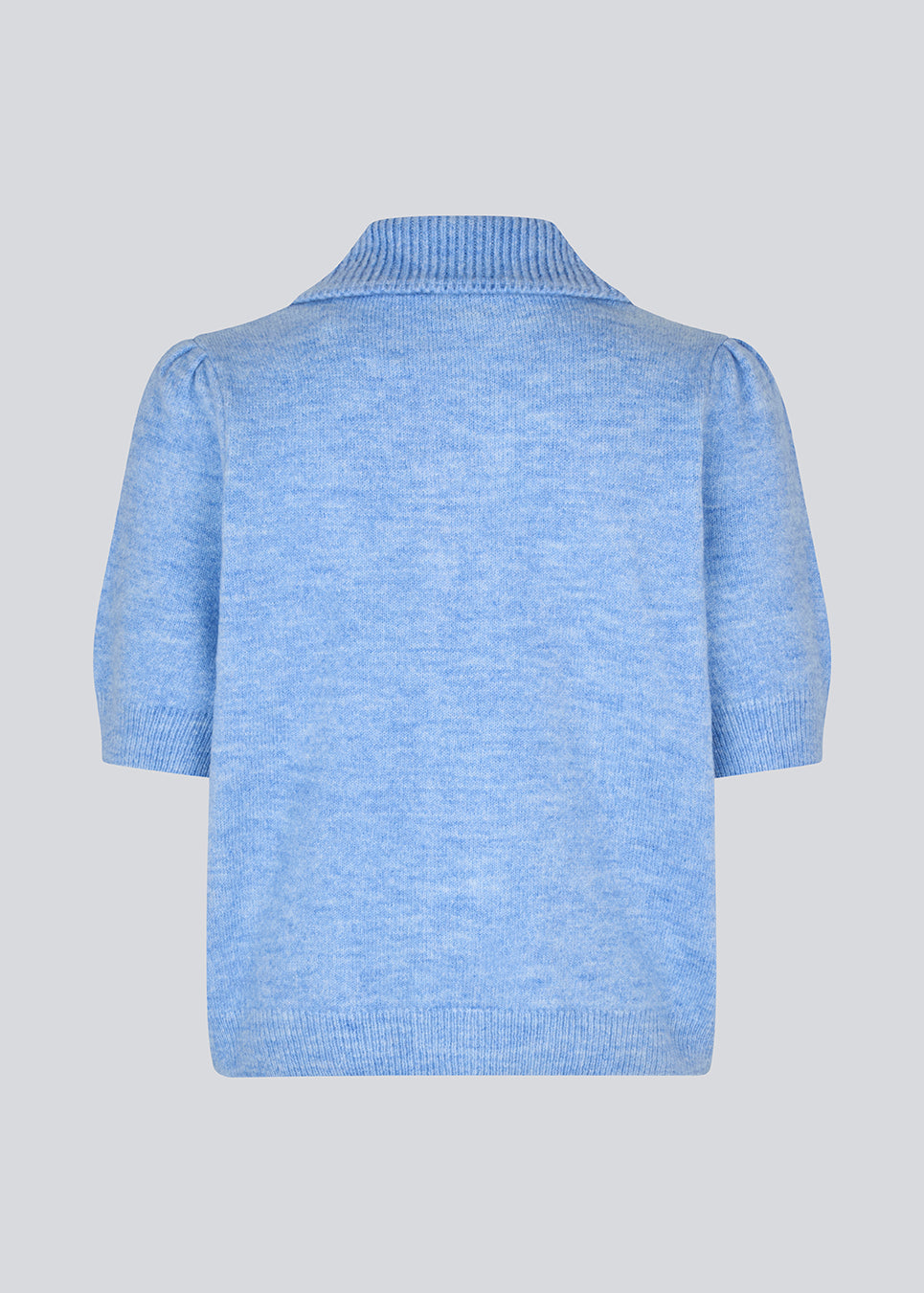 Kortærmet lyseblå cardigan med krave. Uzzimd cardigan har en kontrastfuld knappelukning og fine ribkanter, der giver et elegant og sofistikeret udtryk. Kan bæres både åben og lukket. Modellen er 175 cm og har en str. S/36 på.


Materiale:
76% Akryl
24% Polyester