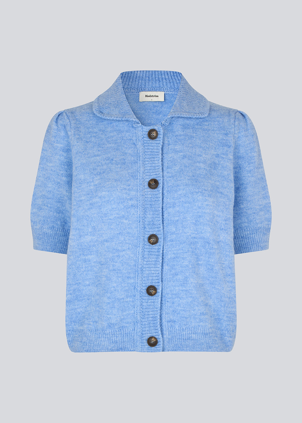 Kortærmet lyseblå cardigan med krave. Uzzimd cardigan har en kontrastfuld knappelukning og fine ribkanter, der giver et elegant og sofistikeret udtryk. Kan bæres både åben og lukket. Modellen er 175 cm og har en str. S/36 på.


Materiale:
76% Akryl
24% Polyester
