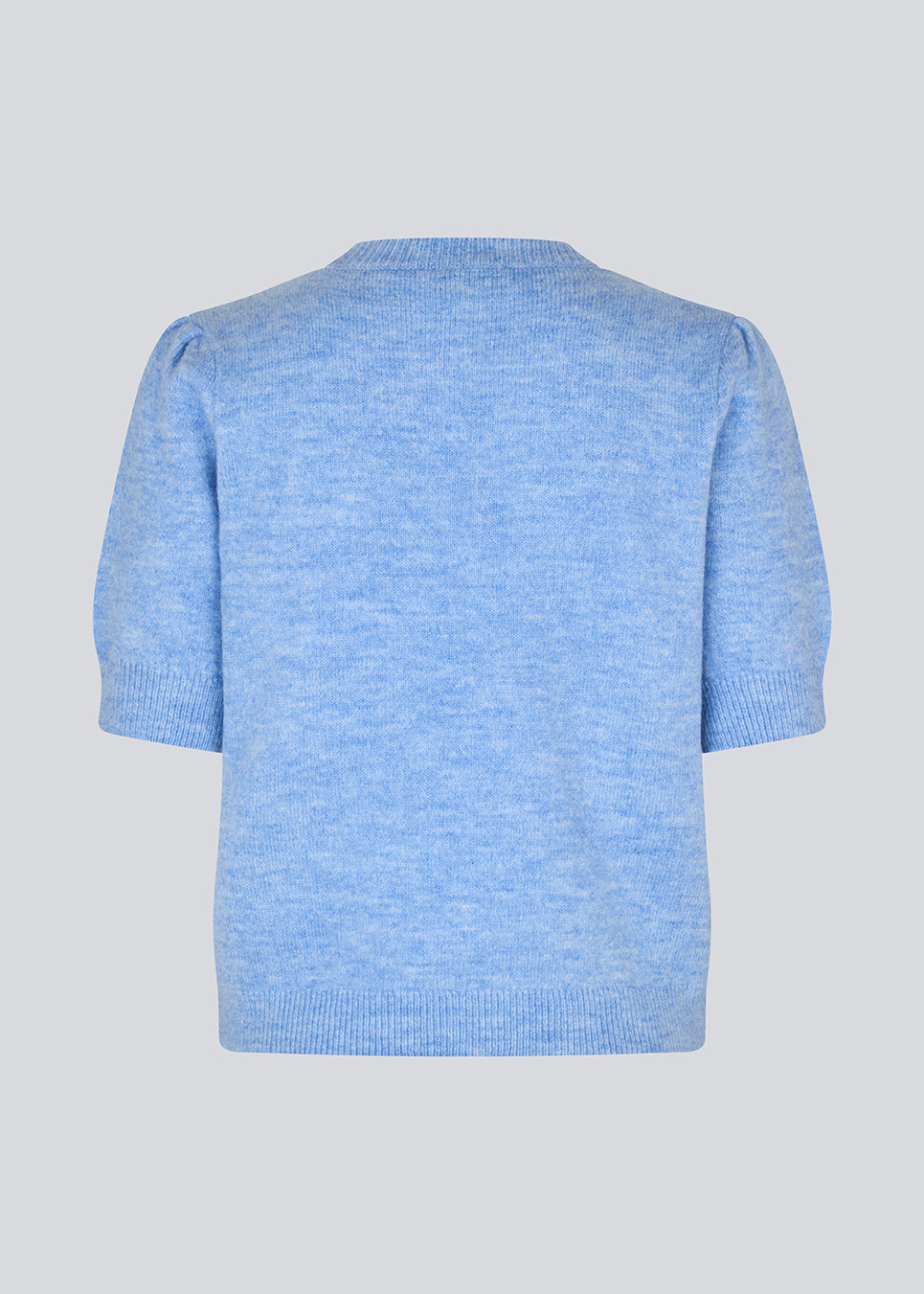Feminin lyseblå striktrøje med korte ærmer og let puf. Uzzimd SS O-neck har en rund halsudskæring og fine ribkanter, der giver et elegant og tidløst udtryk.

Materiale:
76% Akryl
24% Polyester