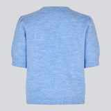 Feminin lyseblå striktrøje med korte ærmer og let puf. Uzzimd SS O-neck har en rund halsudskæring og fine ribkanter, der giver et elegant og tidløst udtryk.

Materiale:
76% Akryl
24% Polyester