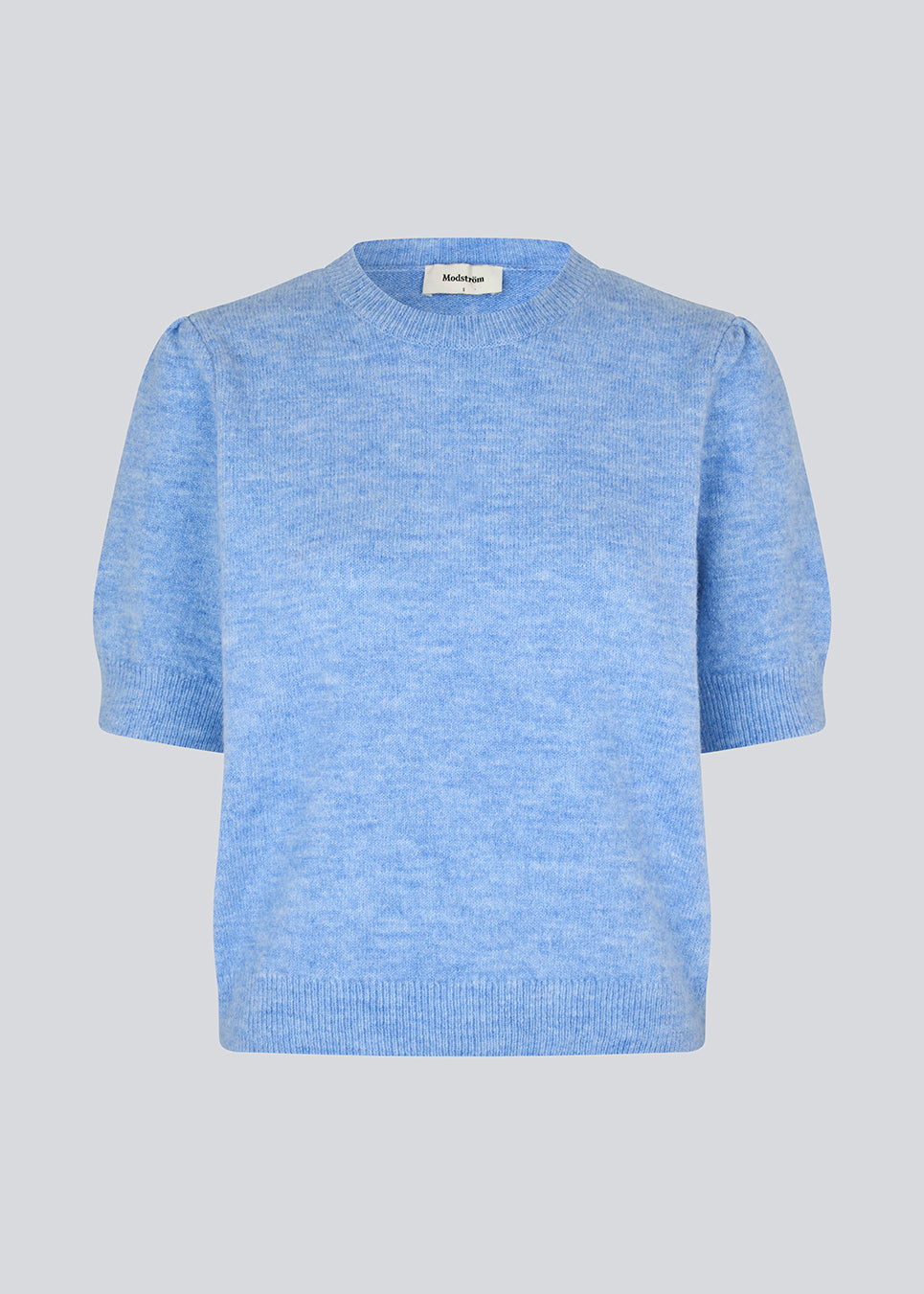 Feminin lyseblå striktrøje med korte ærmer og let puf. Uzzimd SS O-neck har en rund halsudskæring og fine ribkanter, der giver et elegant og tidløst udtryk.

Materiale:
76% Akryl
24% Polyester