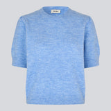 Feminin lyseblå striktrøje med korte ærmer og let puf. Uzzimd SS O-neck har en rund halsudskæring og fine ribkanter, der giver et elegant og tidløst udtryk.

Materiale:
76% Akryl
24% Polyester