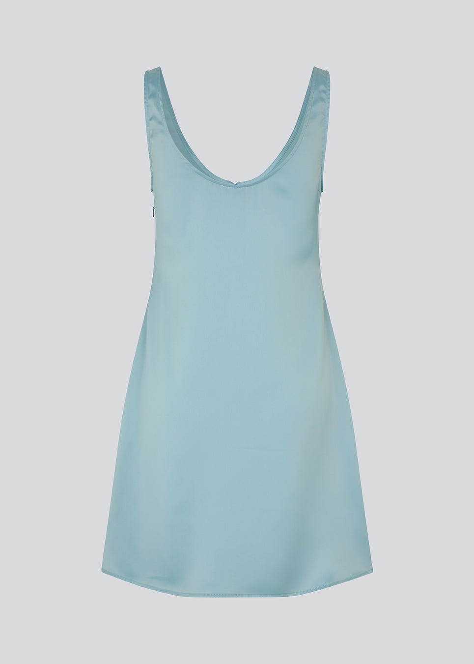 Mini-kjole i glansfuld satin. ValdoMD dress har en rund udskæring, smalle stropper, diskret lynlås og en let A-formet silhuet, der falder smukt om kroppen. Den glatte satinoverflade giver et eksklusivt udtryk, perfekt til både hverdagsbrug og festlige lejligheder.