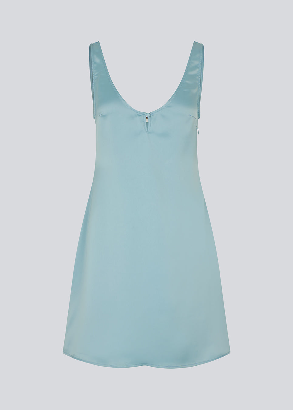 Mini-kjole i glansfuld satin. ValdoMD dress har en rund udskæring, smalle stropper, diskret lynlås og en let A-formet silhuet, der falder smukt om kroppen. Den glatte satinoverflade giver et eksklusivt udtryk, perfekt til både hverdagsbrug og festlige lejligheder.