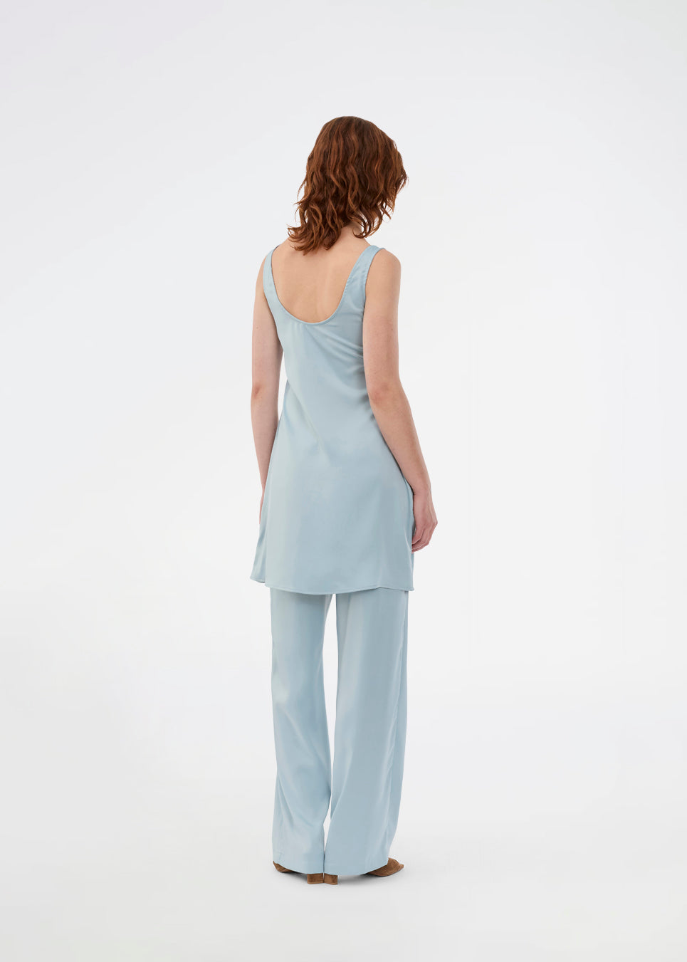 Elegante blå bukser i let og glansfuld satin. Valdomd pants har en løs og behagelig pasform med justerbar snørre i taljen for et afslappet men sofistikeret look. 