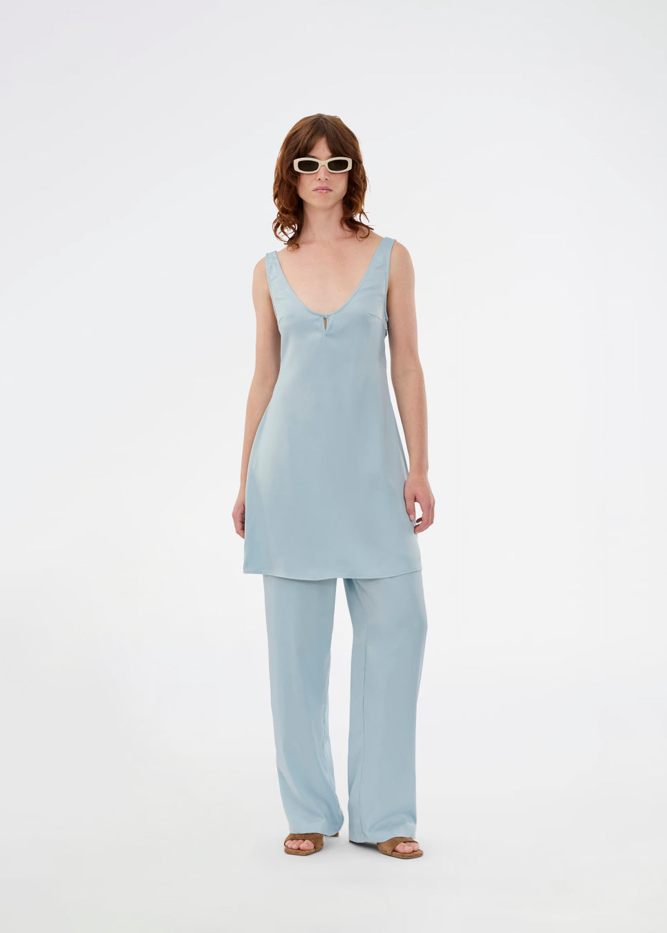 Elegante blå bukser i let og glansfuld satin. Valdomd pants har en løs og behagelig pasform med justerbar snørre i taljen for et afslappet men sofistikeret look. 