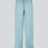 Elegante blå bukser i let og glansfuld satin. Valdomd pants har en løs og behagelig pasform med justerbar snørre i taljen for et afslappet men sofistikeret look. 