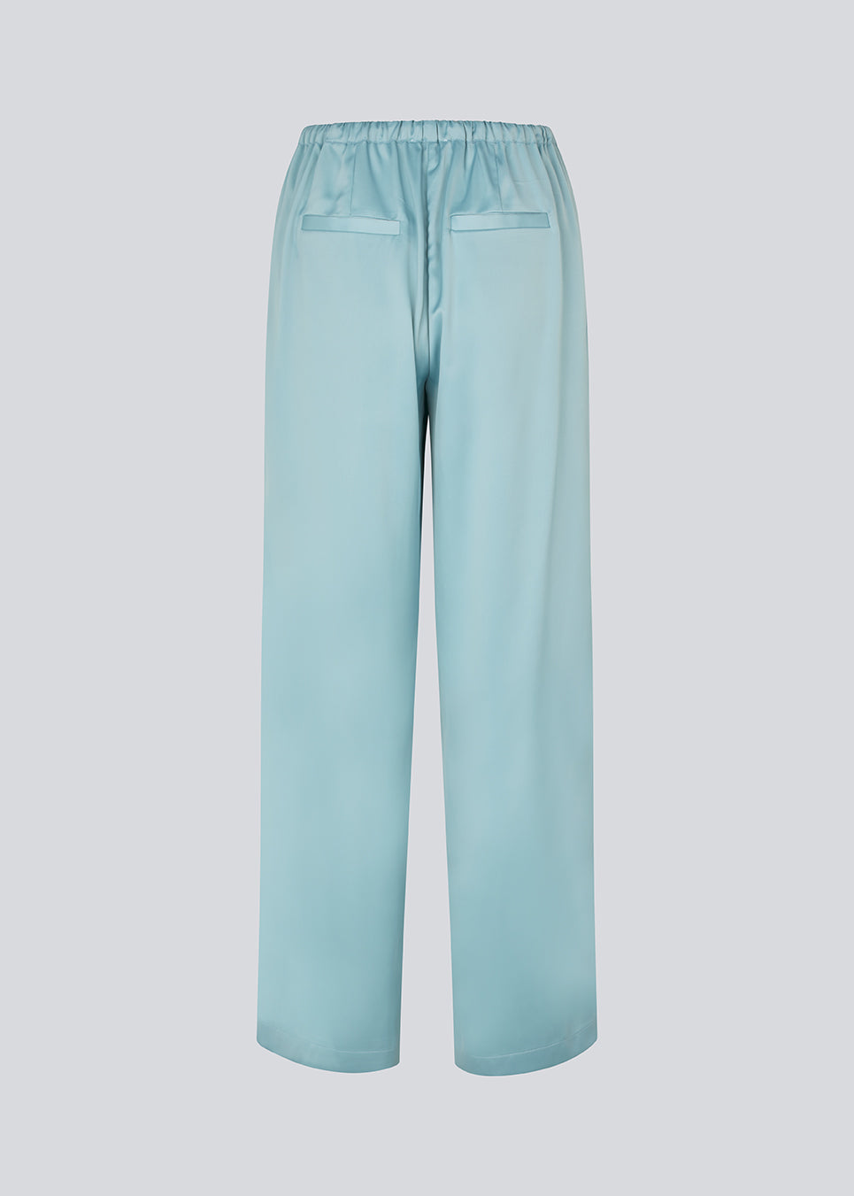 Elegante blå bukser i let og glansfuld satin. Valdomd pants har en løs og behagelig pasform med justerbar snørre i taljen for et afslappet men sofistikeret look. 