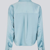 Feminin skjorte i glansfuld satin. Valdomd shirt har klassiske detaljer som brystlomme, lange ærmer, knappelukning og går til buksekanten. Fremstillet i 98% genanvendt polyester - skjorten er perfekt til både elegante og casual looks.