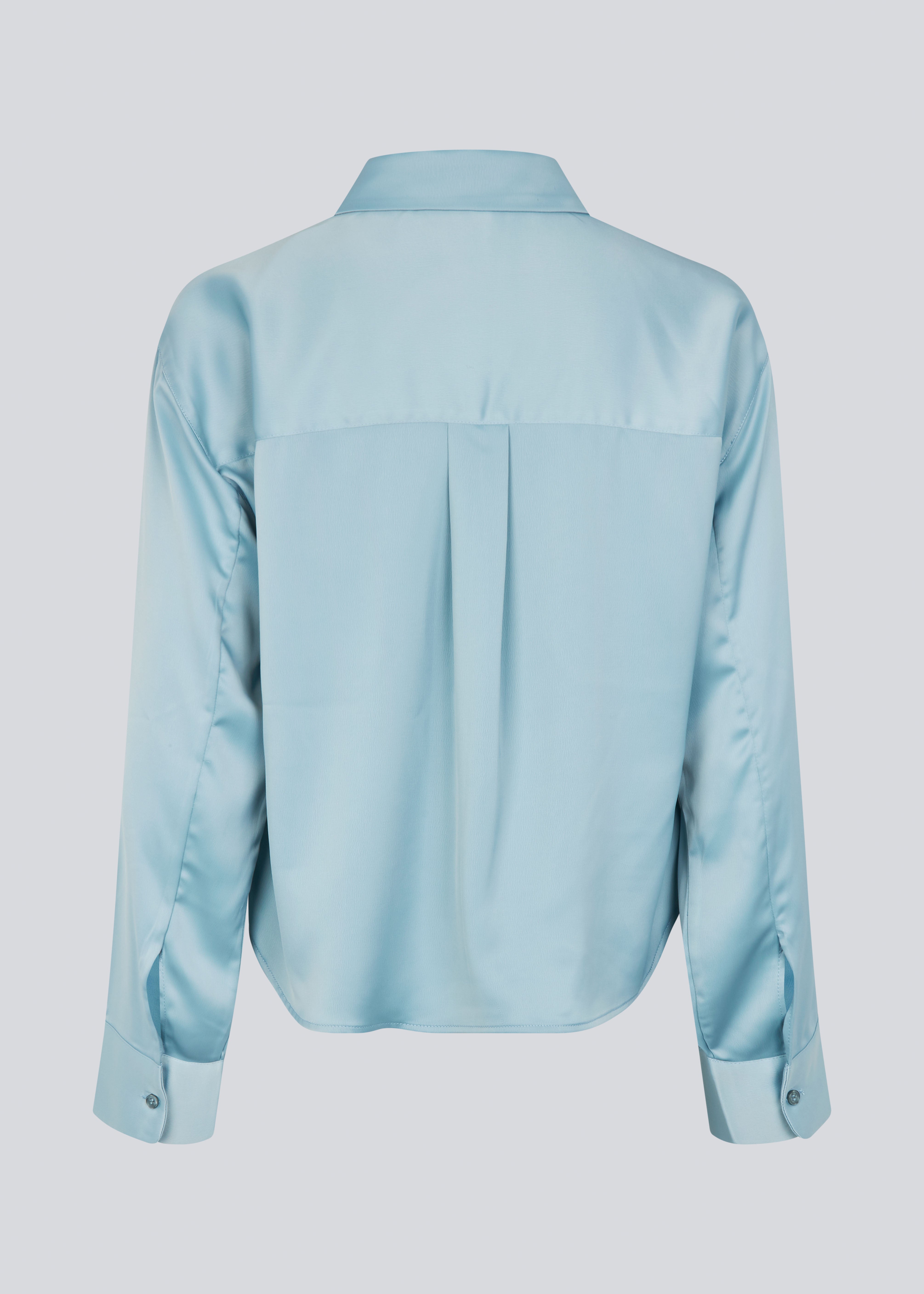 Feminin skjorte i glansfuld satin. Valdomd shirt har klassiske detaljer som brystlomme, lange ærmer, knappelukning og går til buksekanten. Fremstillet i 98% genanvendt polyester - skjorten er perfekt til både elegante og casual looks.