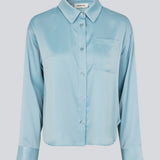 Feminin skjorte i glansfuld satin. Valdomd shirt har klassiske detaljer som brystlomme, lange ærmer, knappelukning og går til buksekanten. Fremstillet i 98% genanvendt polyester - skjorten er perfekt til både elegante og casual looks.