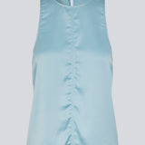 Ærmeløs blå top i glansfuld satin. Valdomd Top har rund halsudskæring, lodret sygningsdetalje foran og knappelukning i nakken for et elegant look. Fremstillet i 98 % genanvendt polyester.&nbsp;