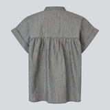Stribet top med korte ærmer i 100 % økologisk bomuld. Valentinmd Stripe Top har en bred, afslappet pasform med rund halsudskæring, knappelukning og store brystlommer. En moderne og komfortabel style til et ubesværet hverdagslook.
