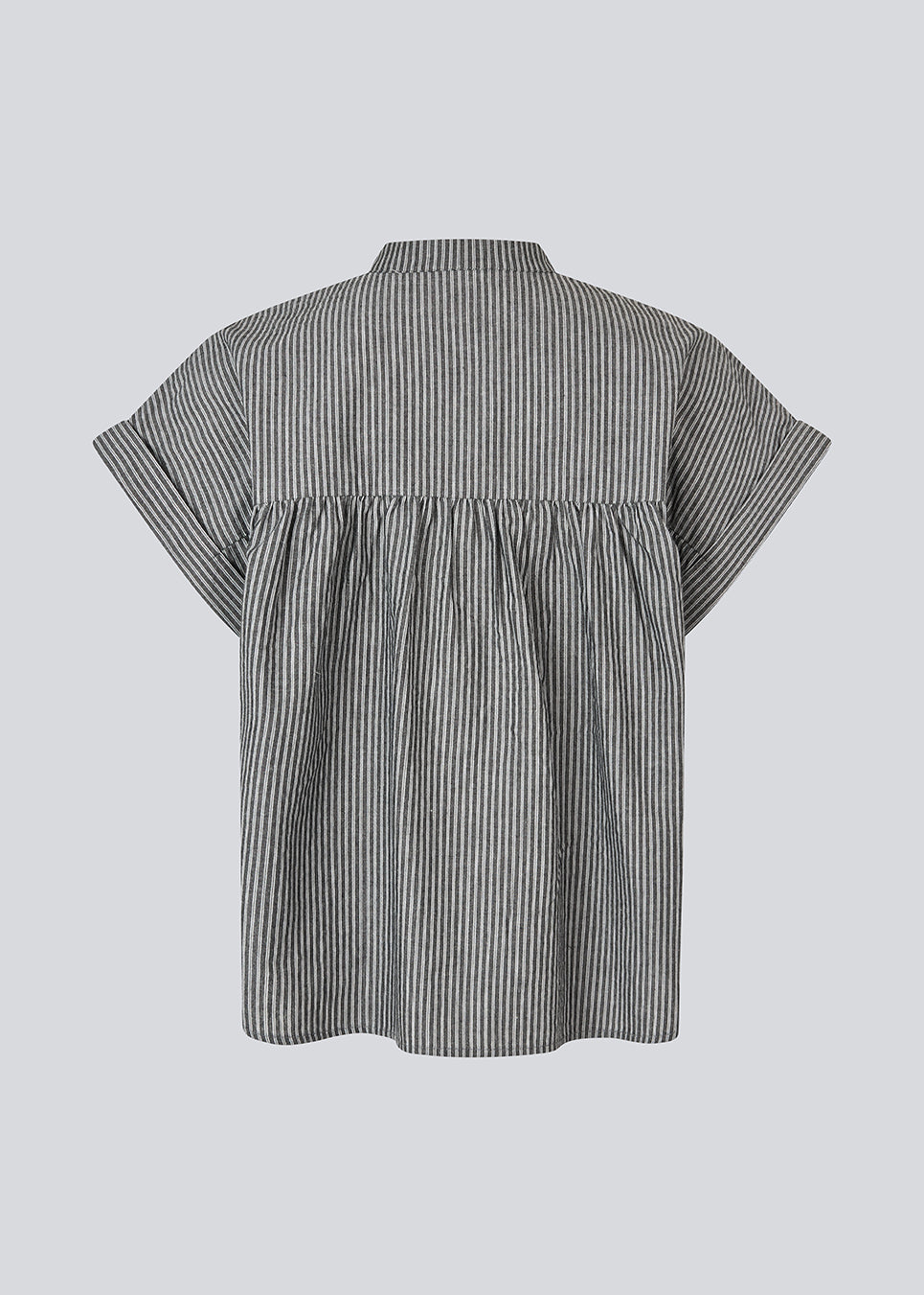 Stribet top med korte ærmer i 100 % økologisk bomuld. Valentinmd Stripe Top har en bred, afslappet pasform med rund halsudskæring, knappelukning og store brystlommer. En moderne og komfortabel style til et ubesværet hverdagslook.