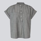 Stribet top med korte ærmer i 100 % økologisk bomuld. Valentinmd Stripe Top har en bred, afslappet pasform med rund halsudskæring, knappelukning og store brystlommer. En moderne og komfortabel style til et ubesværet hverdagslook.