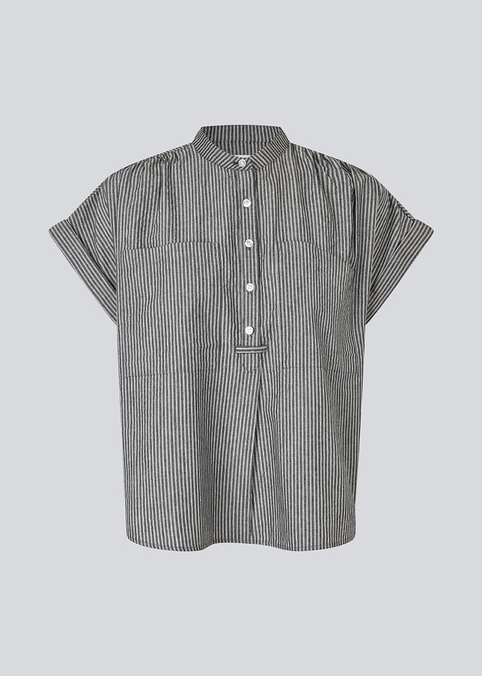 Stribet top med korte ærmer i 100 % økologisk bomuld. Valentinmd Stripe Top har en bred, afslappet pasform med rund halsudskæring, knappelukning og store brystlommer. En moderne og komfortabel style til et ubesværet hverdagslook.