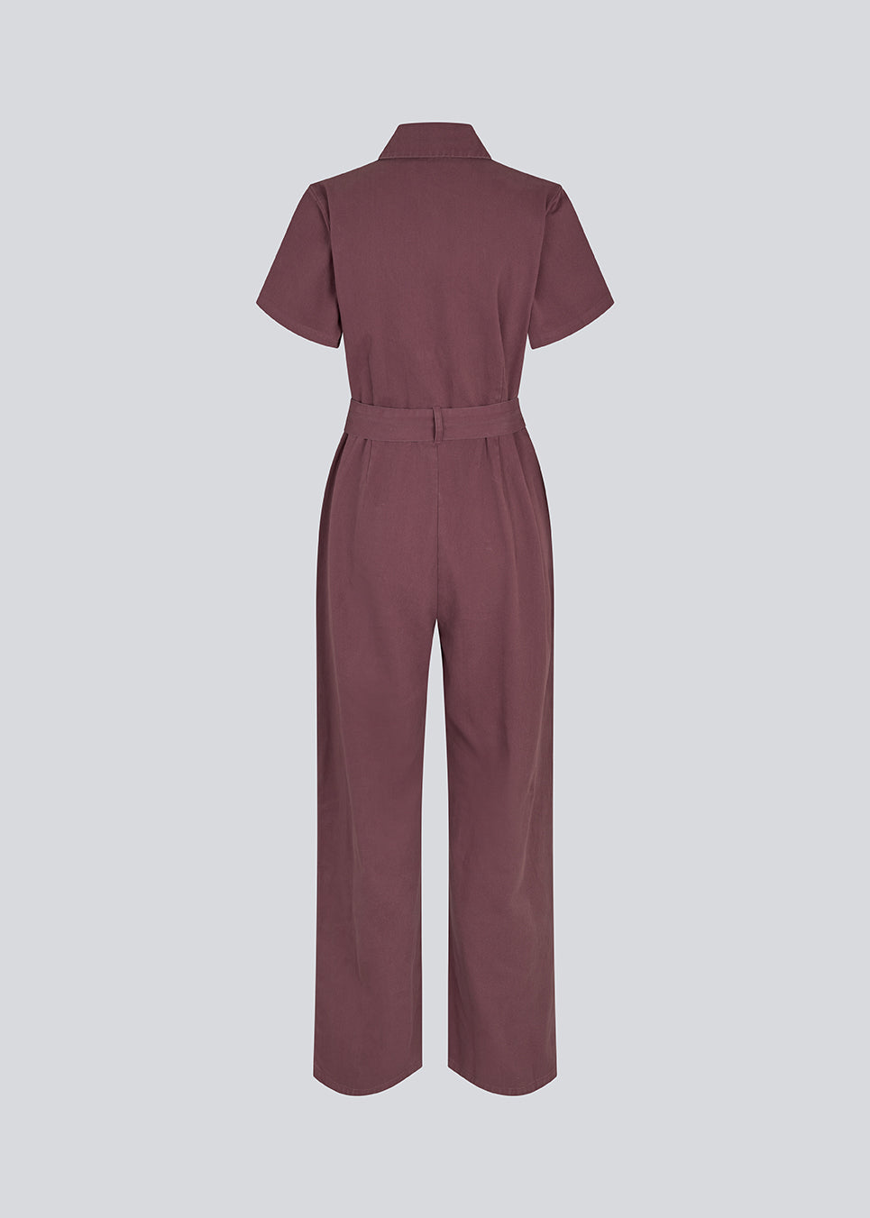 Moderne bordeaux buksedragt med bindebånd i taljen. ValleMD jumpsuit har korte ærmer, krave, lommer og v-udskæring med lynlås – et alsidigt og stilfuldt valg til garderoben.