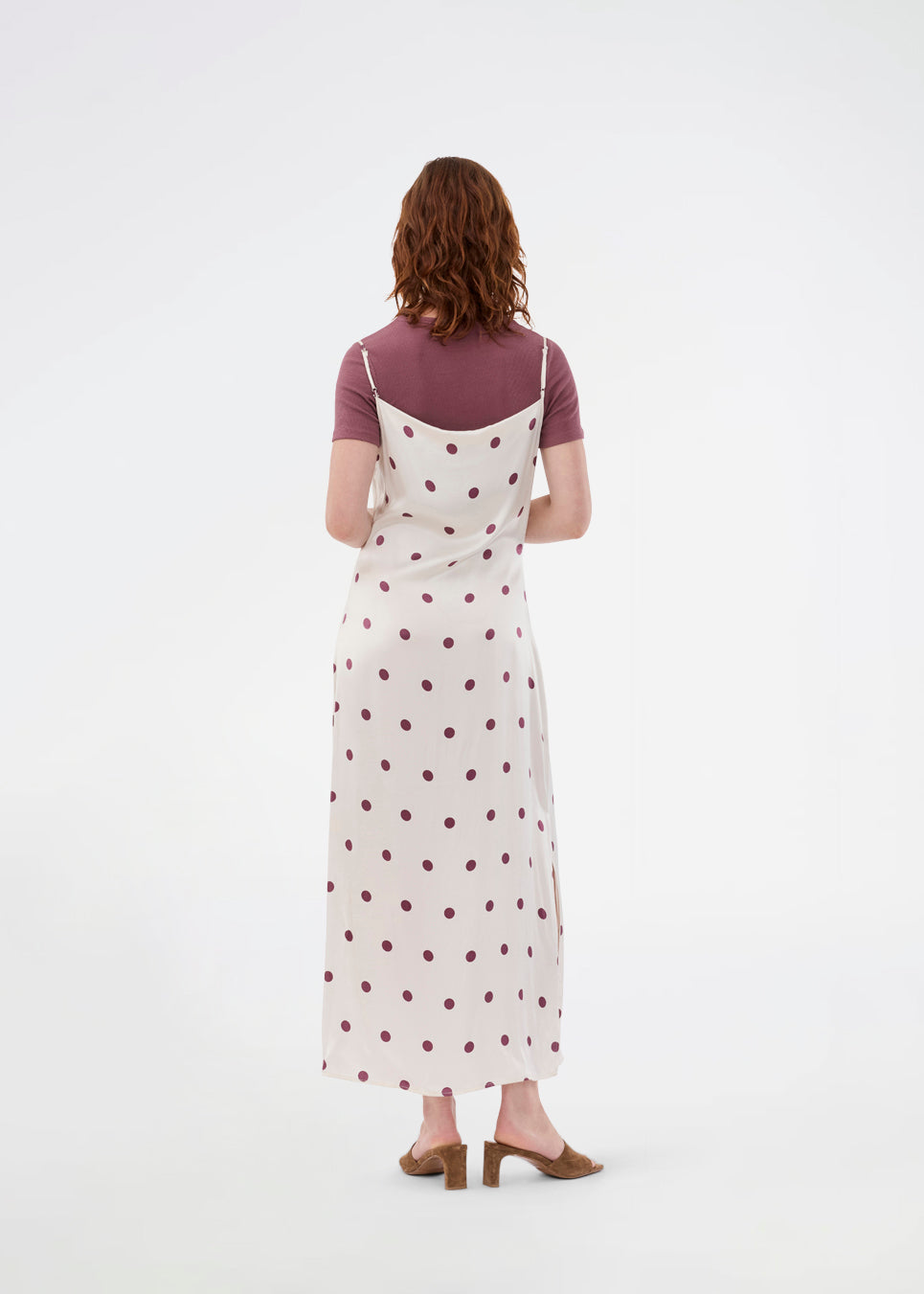 Lang kjole i satin med polkaprikker. Vanjamd Print Dress har fine spaghettistropper, vandfaldsudskæring og et løst, elegant fald, der skaber et feminint og moderne udtryk. 