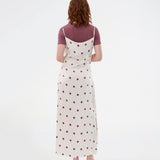Lang kjole i satin med polkaprikker. Vanjamd Print Dress har fine spaghettistropper, vandfaldsudskæring og et løst, elegant fald, der skaber et feminint og moderne udtryk. 